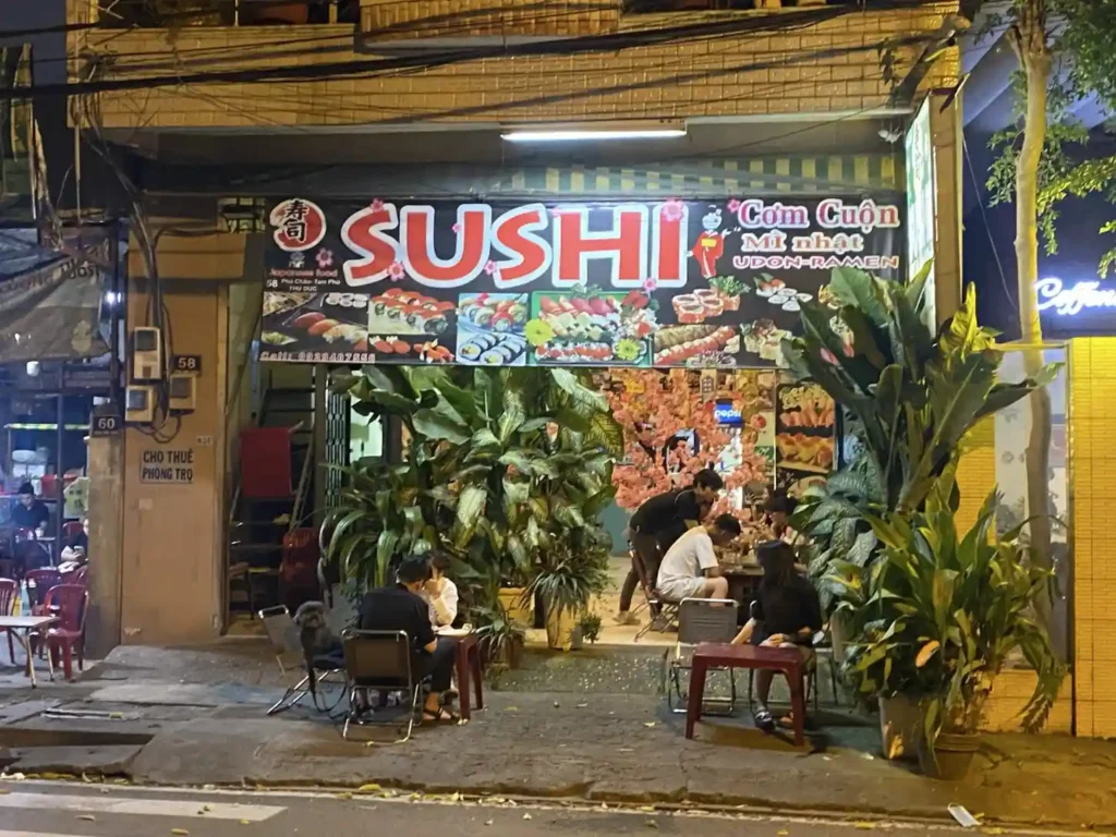 Bên ngoài quán Sushi Osaka Thủ Đức