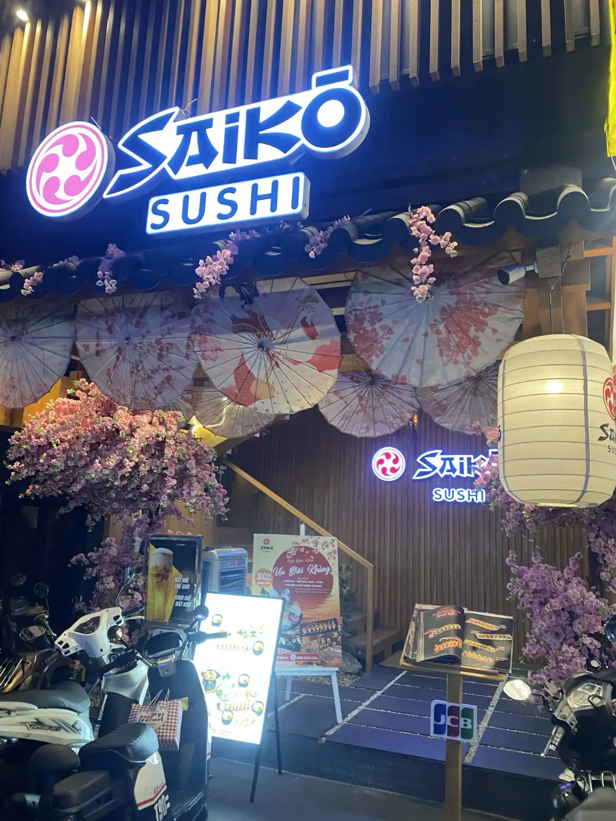 Saiko Sushi Hai Bà Trưng Quận 1 - món sushi và không gian nhà hàng
