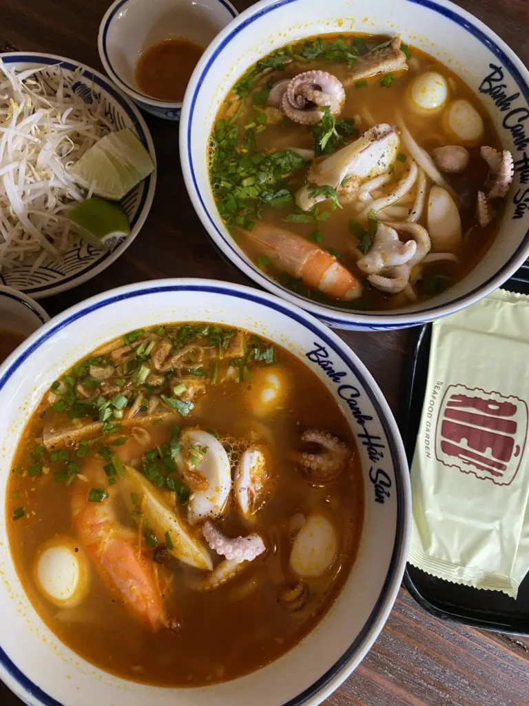 Ăn sáng tại Riêu Seafood & Garden