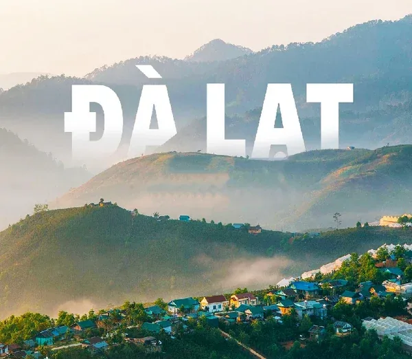 Đà Lạt với núi đồi, thung lũng và sương mờ buổi sáng