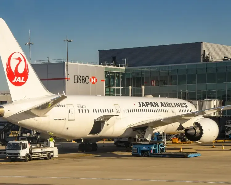 Máy bay Japan Airlines đậu tại sân bay trước nhà ga quốc tế