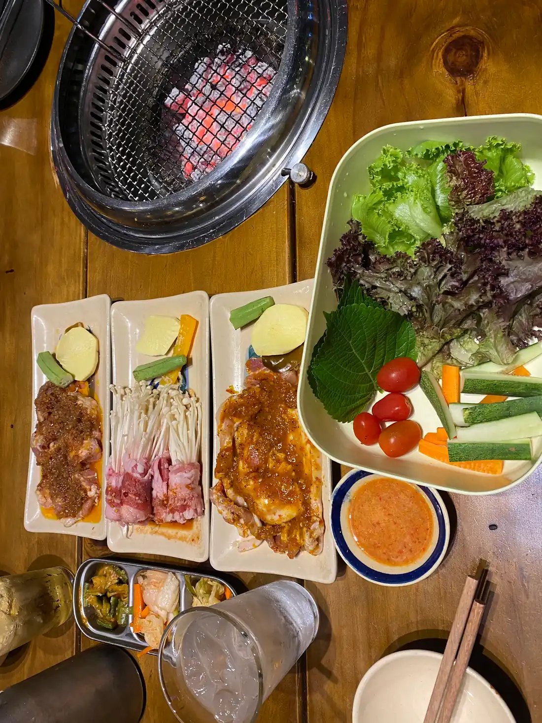 Set đồ nướng với thịt ướp rau và sốt tại Ram Nướng Phan Thiết