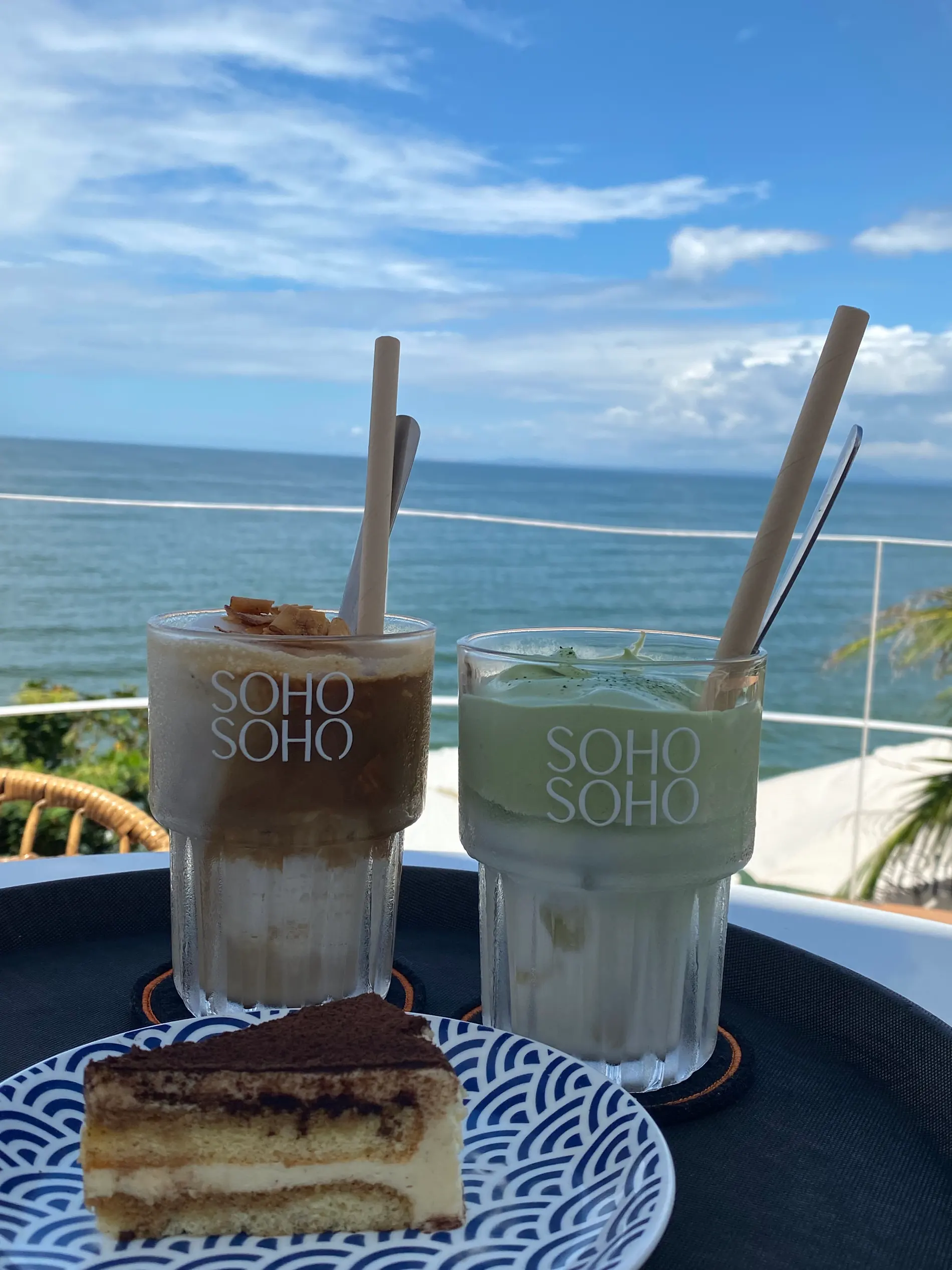 Đồ uống lạnh tại SOHO Coffee Mui Ne nhìn ra biển