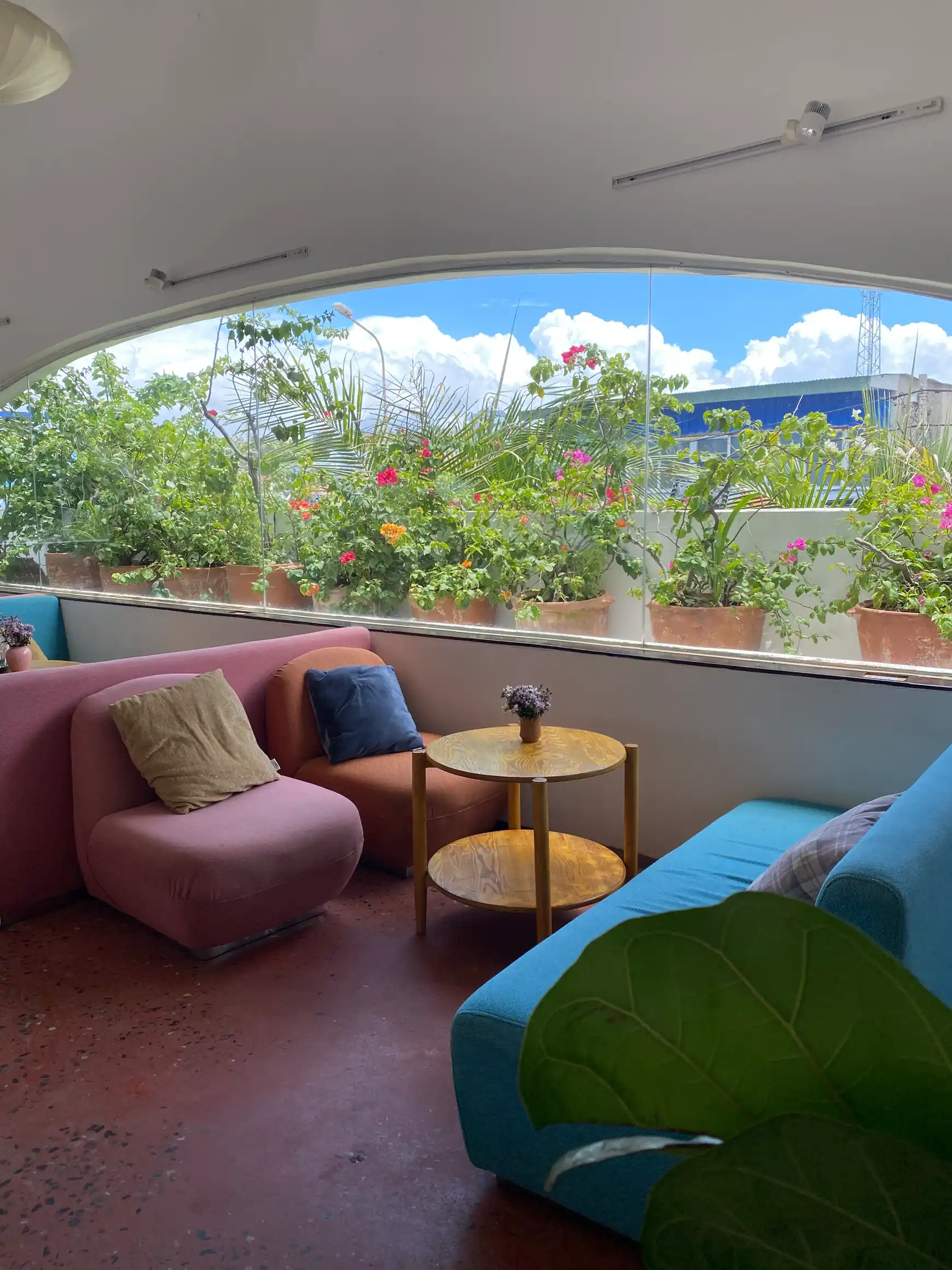 Khu lounge pastel tại SOHO Coffee Mui Ne