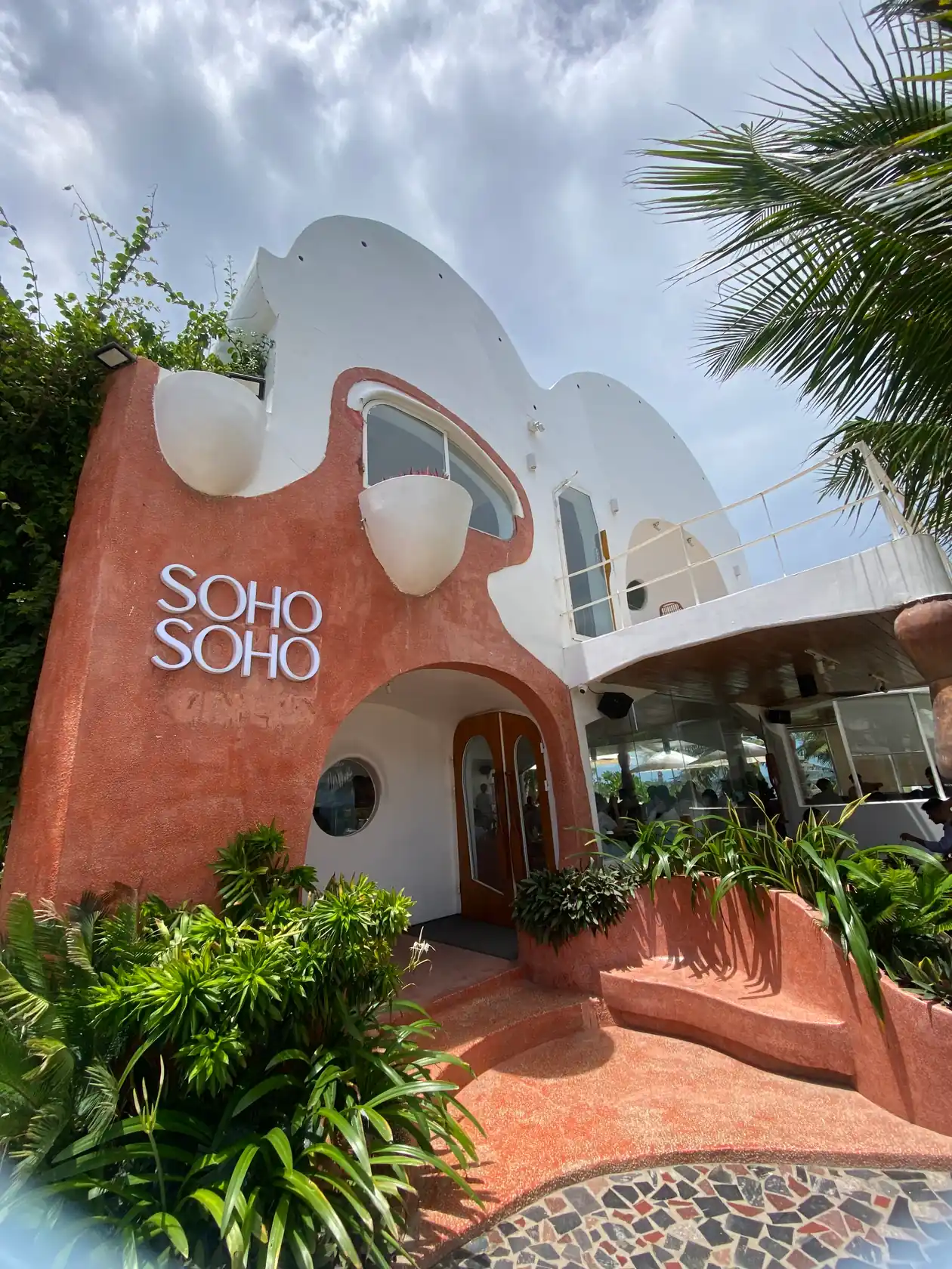 Mặt tiền SOHO Coffee Mui Ne màu đất nung