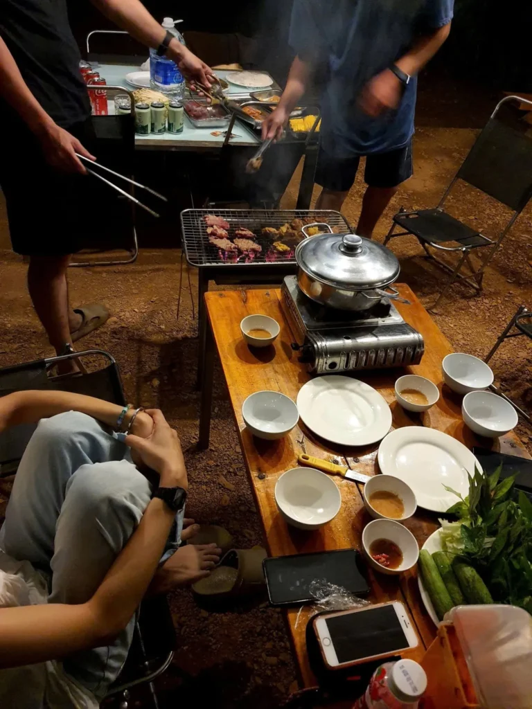 Bữa tiệc BBQ 490k/người đầy đặn và chất lượng: thịt nướng than hoa thơm lừng kết hợp nồi lẩu nghi ngút khói giữa không gian dã ngoại.