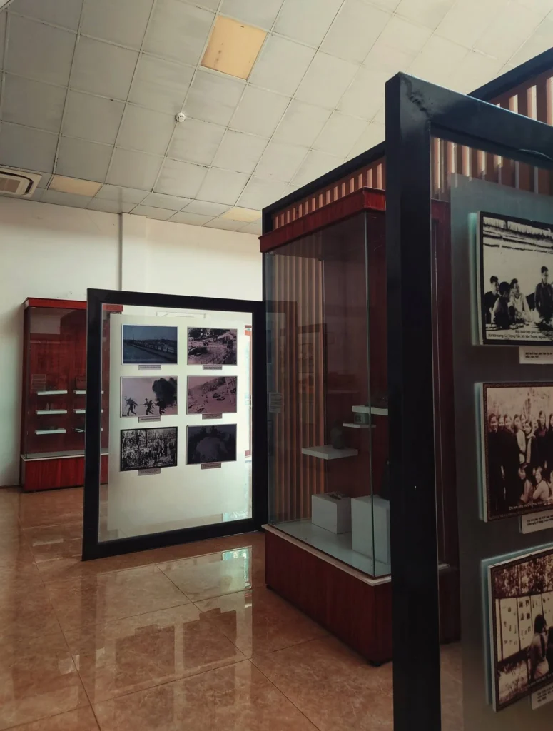 Các tủ kính trưng bày tranh ảnh tài liệu quý giá về đời sống chiến đấu và sinh hoạt của bộ đội miền Đông.