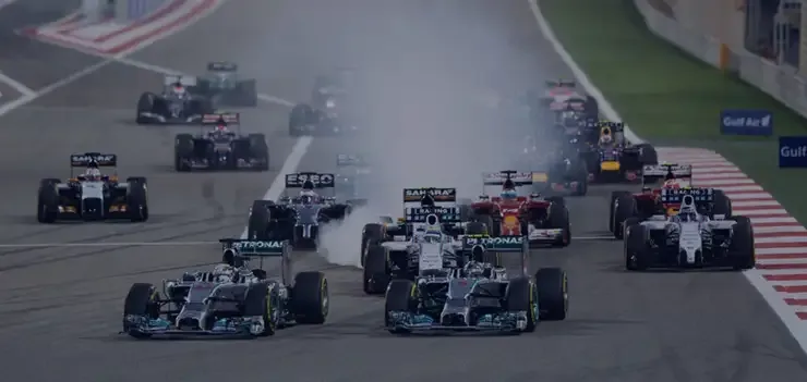Xe Formula 1 tranh tài trên đường đua trong điều kiện mưa
