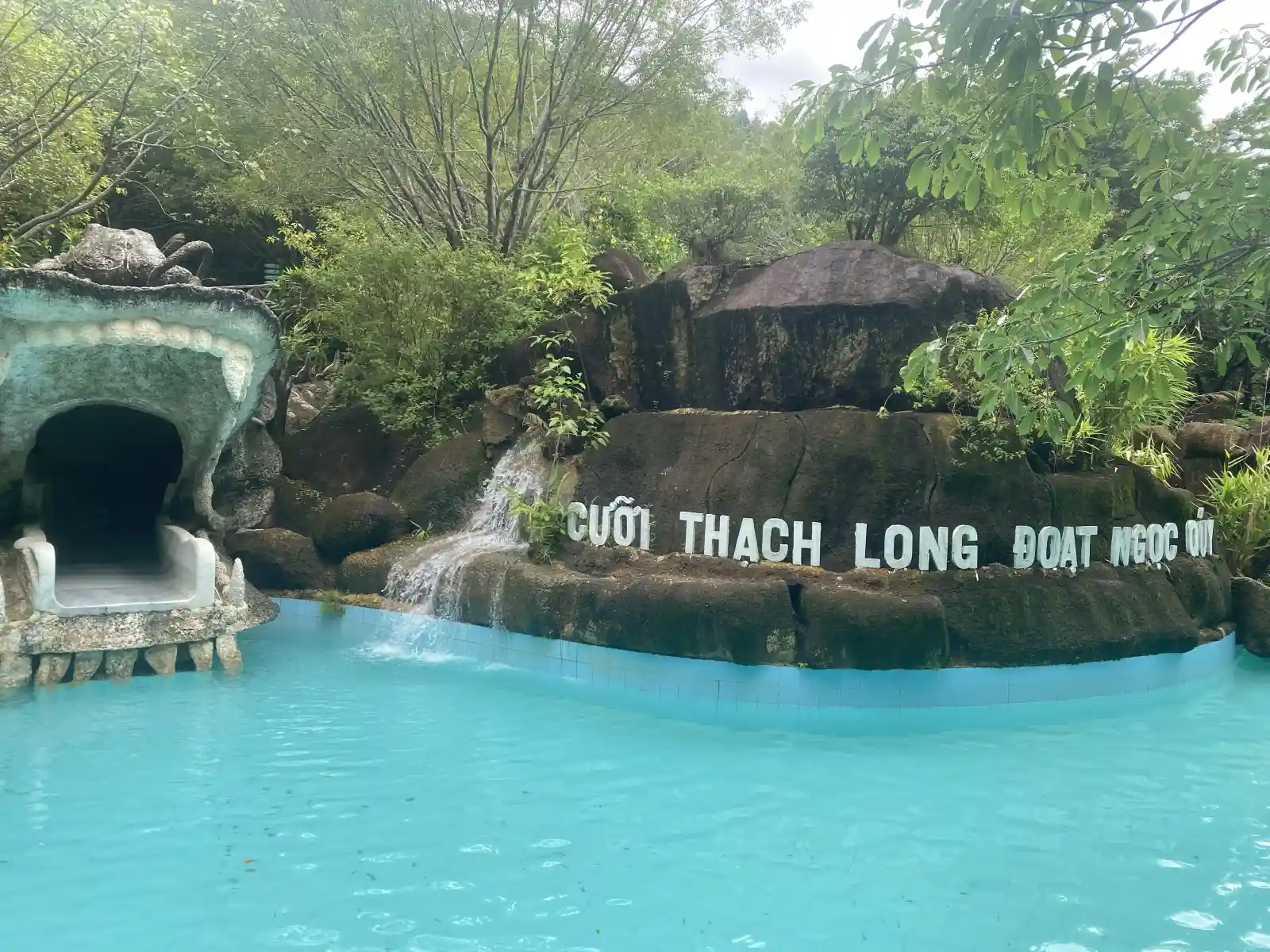 Máng trượt hình đầu rồng bằng đá tại khu Cưỡi Thạch Long Đoạt Ngọc Quý, Núi Thần Tài Đà Nẵng
