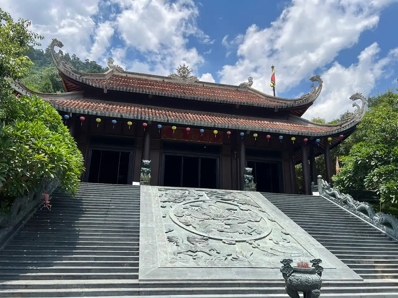 Đền Thần Tài với cầu thang đá chạm rồng và mái ngói cong truyền thống tại Núi Thần Tài Đà Nẵng