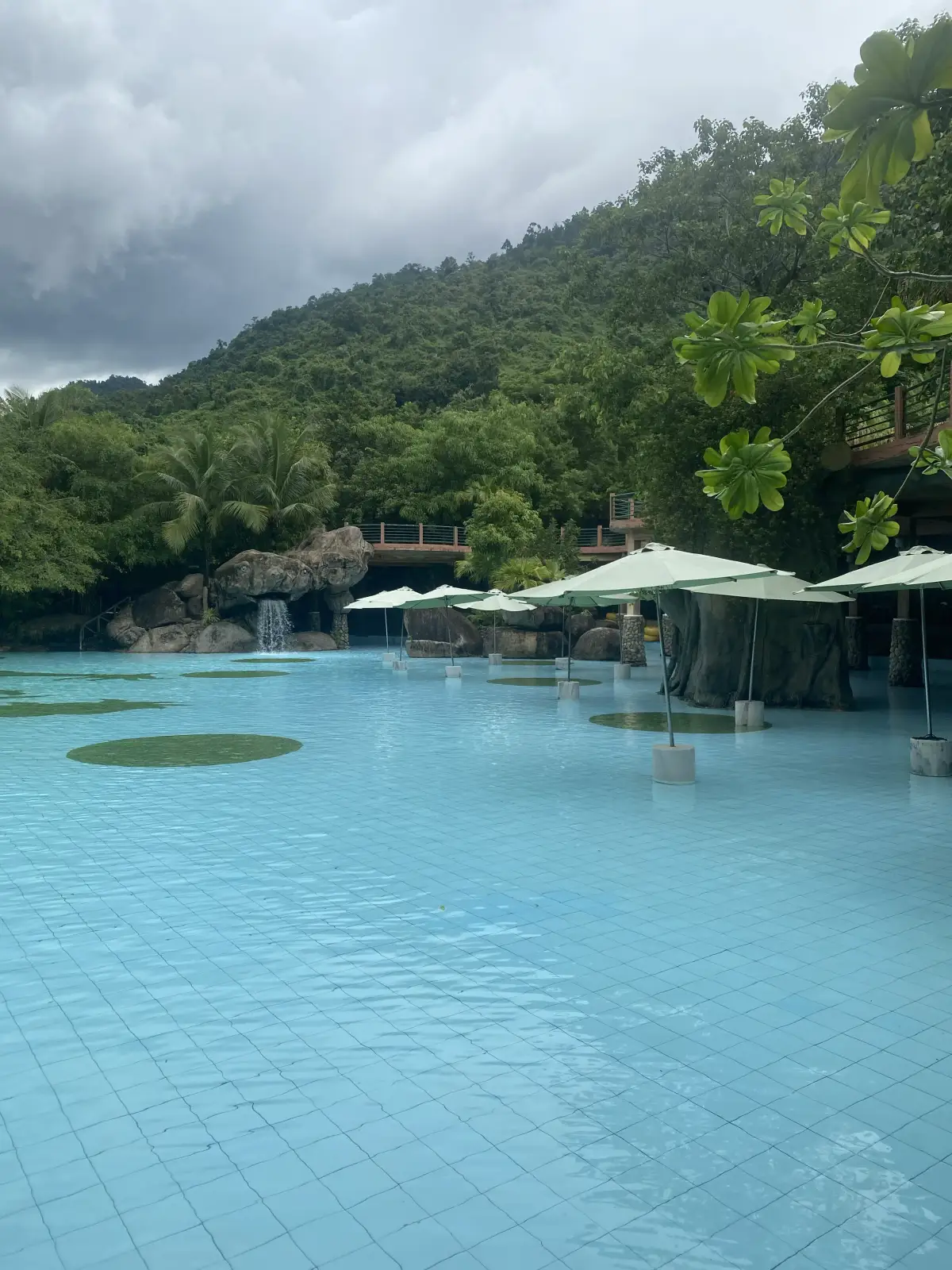 Hồ khoáng nóng ngoài trời với view núi rừng bao quanh tại Núi Thần Tài Đà Nẵng