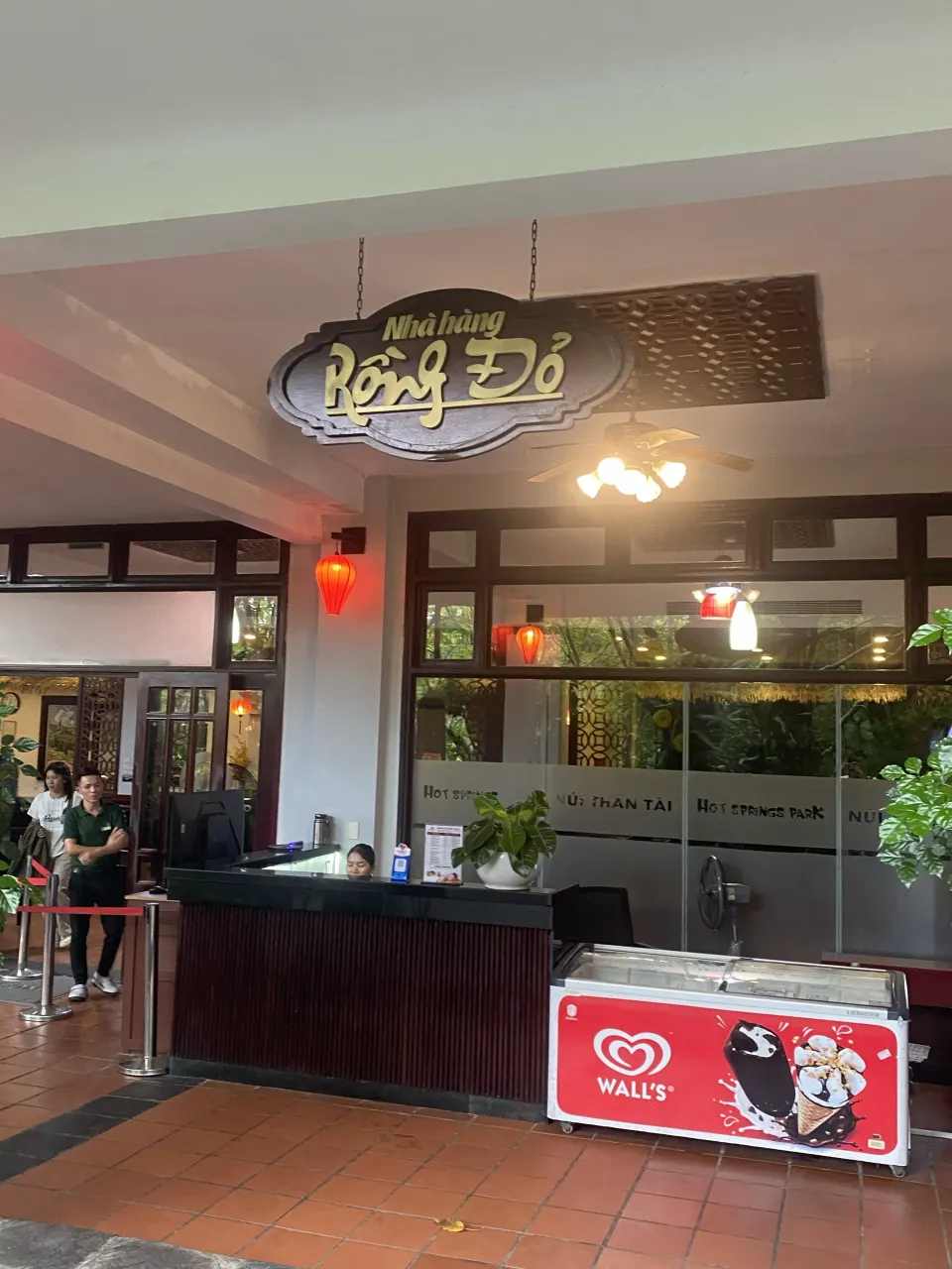 Không gian trong nhà với đèn lồng đỏ tại Nhà hàng Rồng Đỏ, Núi Thần Tài Đà Nẵng