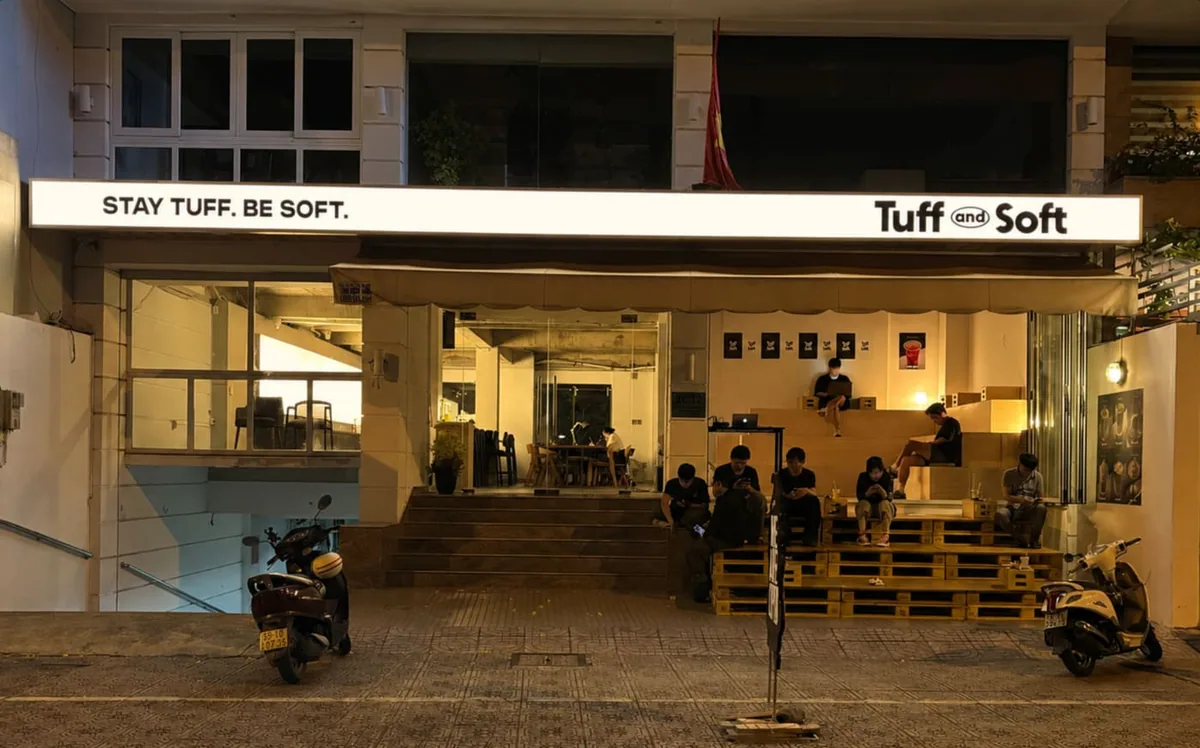 Khu ngồi bệt dạng box gỗ bên trong Tuff and Soft