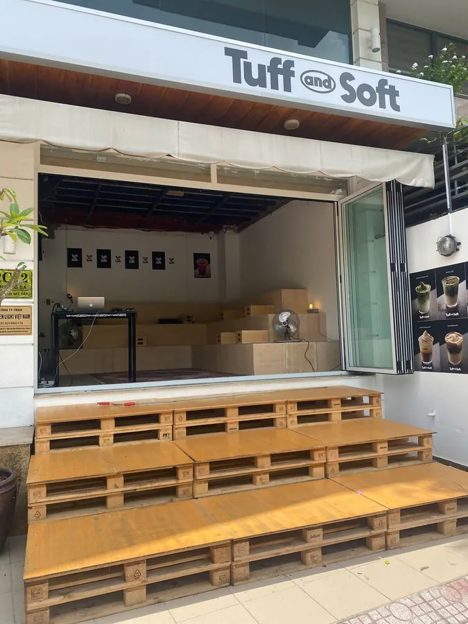 Mặt tiền ban ngày của Tuff and Soft trên đường Trường Sa TPHCM