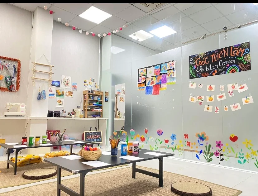 Không gian workshop và góc trưng bày sản phẩm tái chế tại Lụm Lặt Crafts Tân Bình