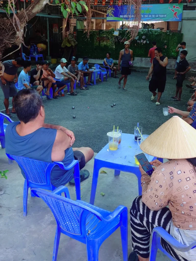 Người dân xã đảo Thạnh An tụ họp cổ vũ giải thi đấu bi sắt bên quán nước mía bình dị